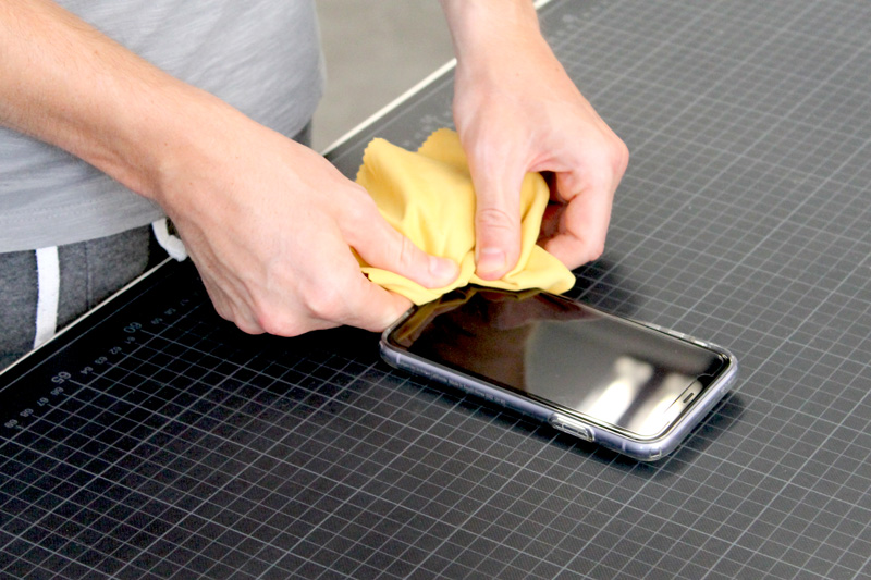 Smartphone Reinigung mit Schutzzubehör
